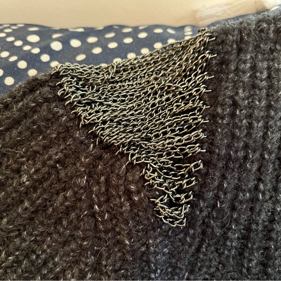 Cold-shoulder sweater with chains - Picture 3 of 7